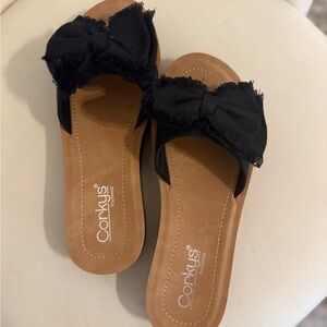 Corkys Women's Black and Tan Bow Sandals